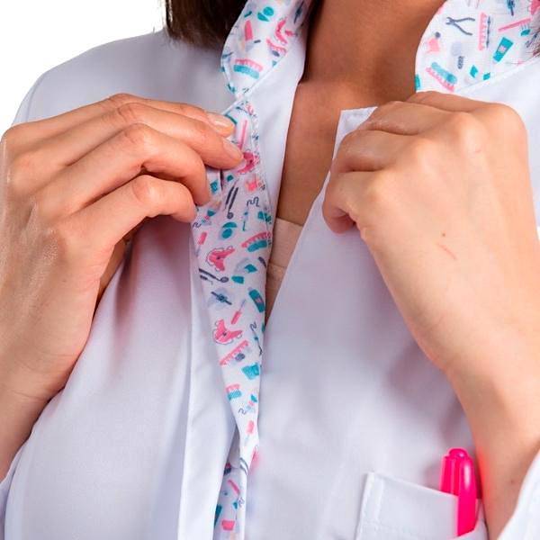 Jaleco Feminino Gabardine Branco Manga Longa Gola Padre Martigale Estampado Dentinhos - Namastê - Dental Access