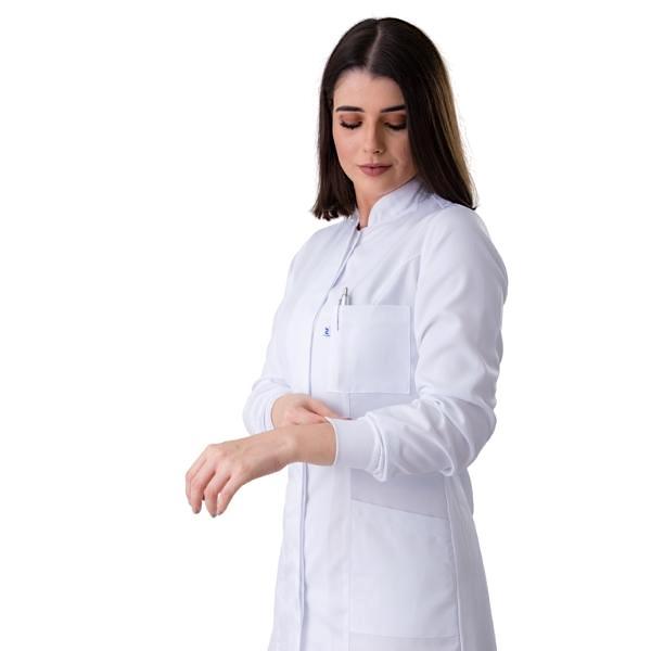 Jaleco Feminino Gabardine Branco Manga Longa Gola Padre Punho de Malha - Namastê - Dental Access