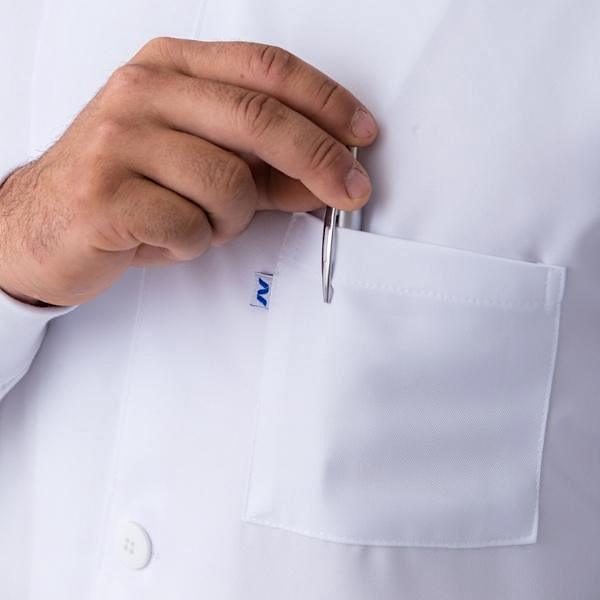 Jaleco Masculino Gabardine Branco Manga Longa Gola Padre e Punho - Namastê - Dental Access